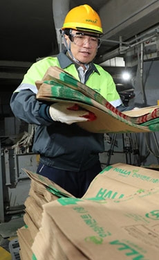 Gangwon governor visits Halla Cement plant and pledges support for CCU project