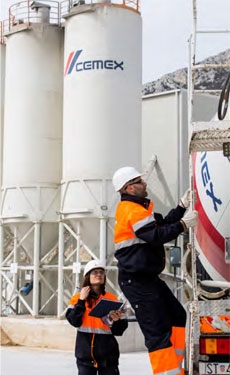 Cemex Colombia cleans the streets in Maceo