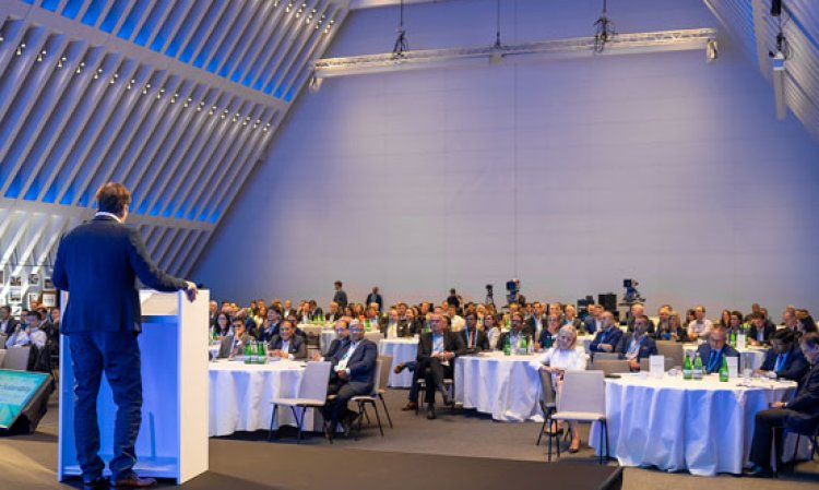 Jan Jenisch, CEO of Holcim and GCCA President presents to nearly 200 industry leaders at the event in Zurich’s Circle Convention Centre, an impressive modern concrete design.