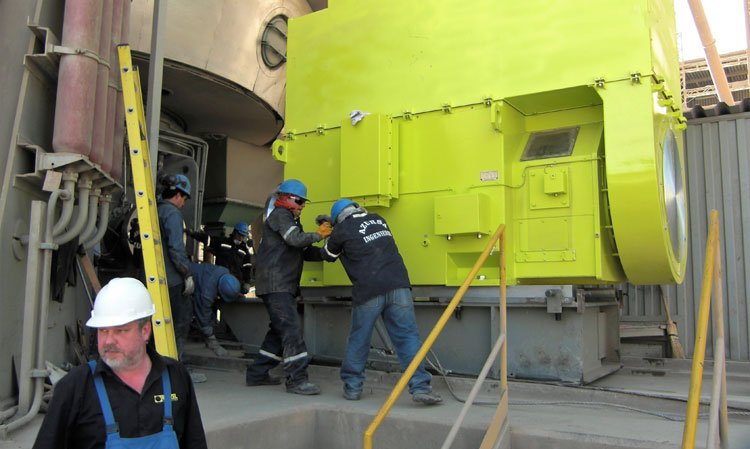 Installing a Menzel motor for a cement mill in Peru.