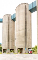 The plant’s imposing bulk cement load-out silos, for bulk truck loading. The plant’s geographical location is convenient for all of the UK’s northern cities, as well as those in the Midlands.