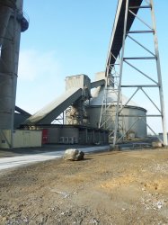 Clinker is currently fed into the plant’s 100,000t clinker silo from Kiln 8 via the conveyor shown to the left of the image. The conveyor overhead was previously used to transport clinker from Kiln 7 and is still occasionally used to transport clinker brought in from Hanson’s other sites.