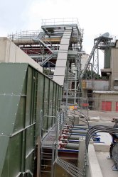 Push floor discharge conveyor to the screening building.