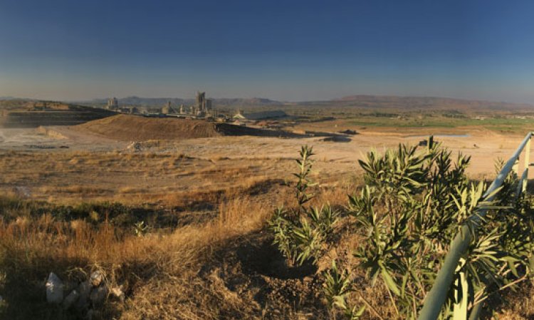 An overview of the plant and of part of the quarry, set in the deeply-incised landscape of the Salt Range.